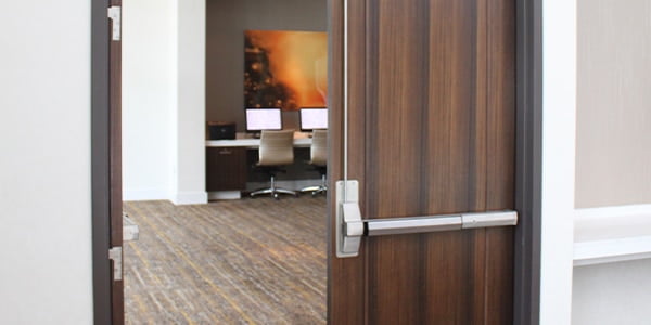 masonite-wood-door-veneer stained wood door in a hotel with the grains of the wood showing