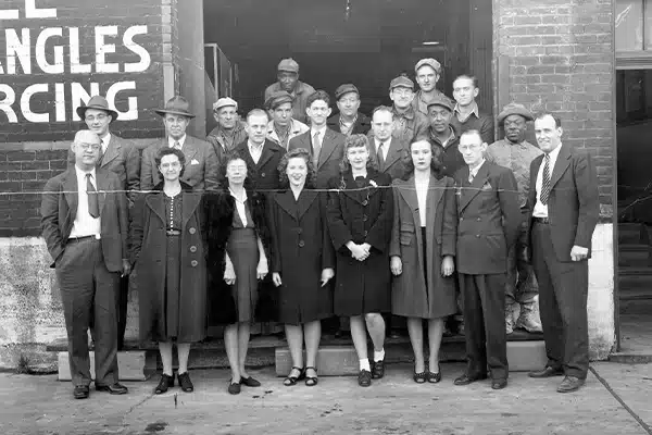 lensing-brothers-employees-600×400 group of employees posing for the camera in 1946